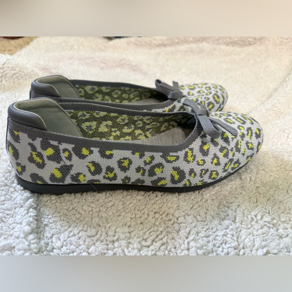 Clark’s cloudsteppers , soft cushion, size 8 , never worn outside .